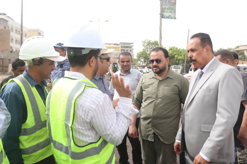 وزير الأشغال يتفقد مشروع إعادة تأهيل طريق دوار الملعب – جولة السيلة بعدن