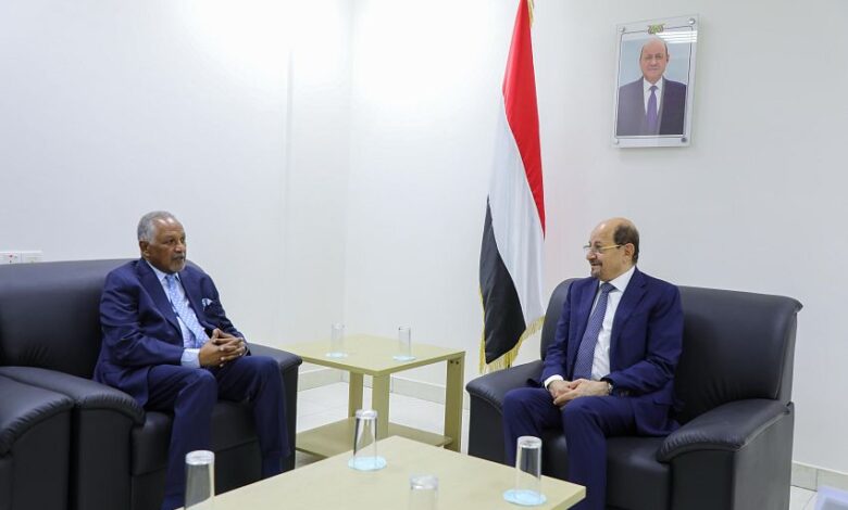 وزير الخارجية يبحث مع السفير السوداني تعزيز التعاون الثنائي