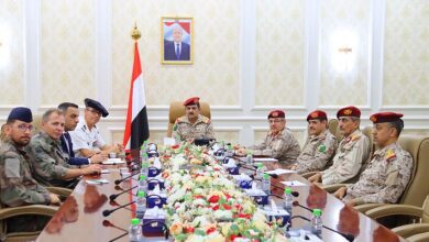 وزير الدفاع يبحث مع الملحق الفرنسي مستجدات الاوضاع الميدانية