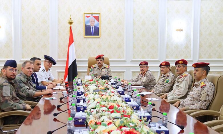 وزير الدفاع يبحث مع الملحق الفرنسي مستجدات الاوضاع الميدانية