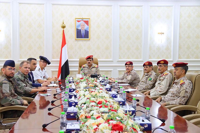 وزير الدفاع يبحث مع الملحق الفرنسي مستجدات الاوضاع الميدانية