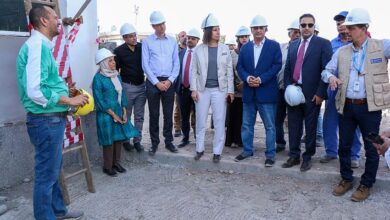 وزير المياه ووفد البنك الدولي يطلعان على سير العمل في مشروع محطة ضخ المياه بمنطقة البرزخ