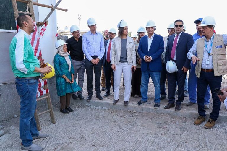 وزير المياه ووفد البنك الدولي يطلعان على سير العمل في مشروع محطة ضخ المياه بمنطقة البرزخ