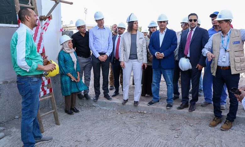 وزير المياه ووفد البنك الدولي يطلعان على سير العمل في مشروع محطة ضخ المياه بمنطقة البرزخ