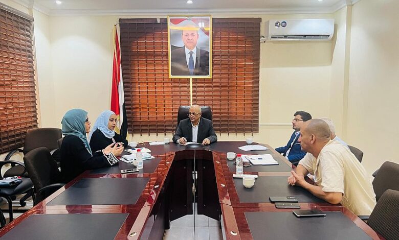 وزير المياه يوقع اتفاقية مشروع تعزيز خدمات المياه والصرف الصحي ويلتقي وفد الصليب الأحمر