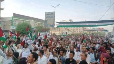 وقفة جماهيرية في مأرب تندّد بسياسة التجويع الإسرائيلية في غزة