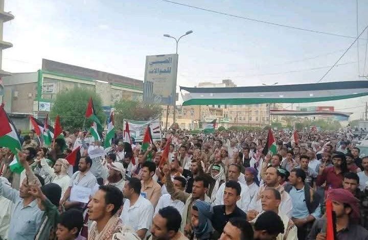 وقفة جماهيرية في مأرب تندّد بسياسة التجويع الإسرائيلية في غزة
