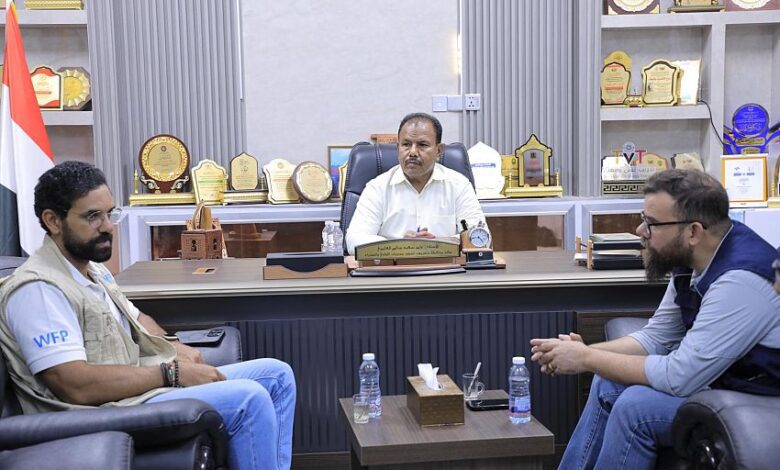 وكيل حضرموت يبحث مع وفد برنامج الغذاء العالمي تدخلات البرنامج في قطاعي المياه والزراعة