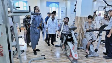 وكيل مأرب يطلع على الخدمات الطبية المقدمة في مركز العلاج الطبيعي والأطراف الصناعية