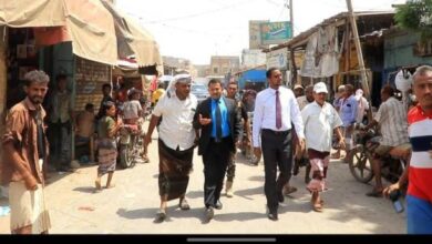 وكيل محافظة الحديدة يوجه بإزالة المخالفات العمرانية وتنظيم السوق القديم بمدينة الخوخة