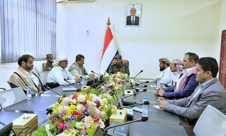 وكيل محافظة مأرب يناقش مع قيادات الأحزاب المستجدات الوطنية ويشيد بدورهم الوطني