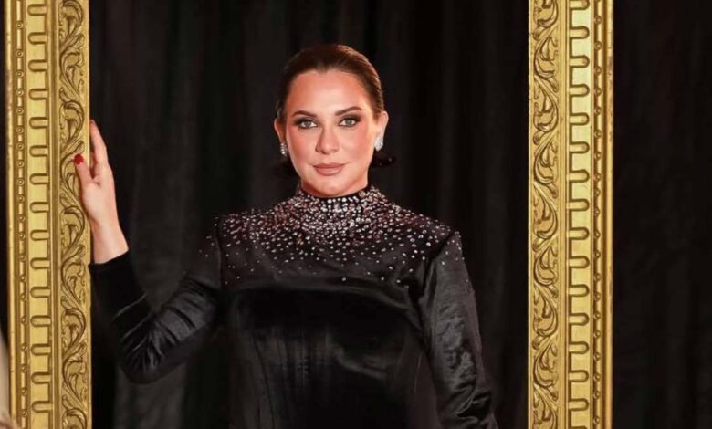 من معرض دمشق إلى السومرية.. سلاف فواخرجي تثير الجدل