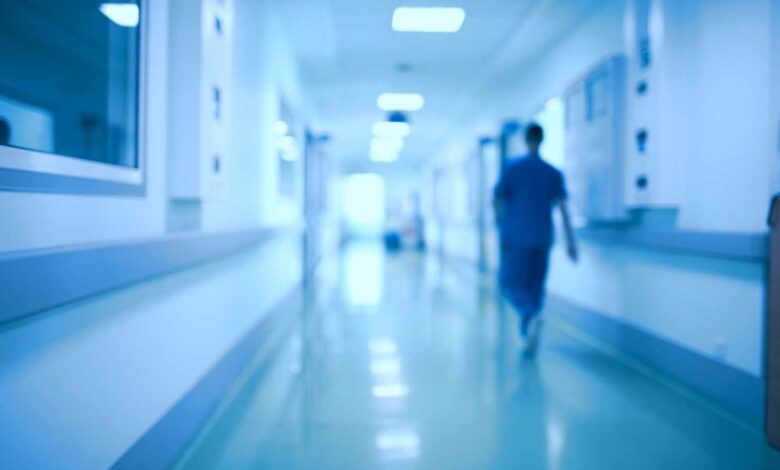 أم بالتبني متهمة بإساءة مروعة لطفل معاق