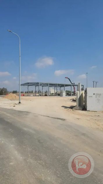 الصليب الأحمر يسهل خروج عدد من المواطنين عبر كرم أبو سالم