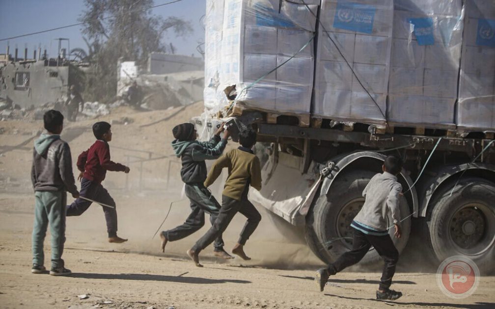 استشهاد 20 مواطنا في انقلاب شاحنة مساعدات فوقهم في غزة