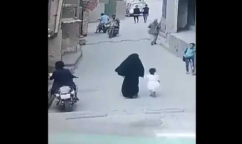 اخبار-اليمن-الان-|-فيديو-يهز-اليمن.-شاهد-طفل-ينقذ-شقيقته-من-الخاطفة-في-لحظة-حاسمة-بأحد-شوارع-صنعاء