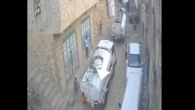اخبار-اليمن-الان-|-الله-لطف.-شاهد-لحظة-مرعبة-لنجاة-طفل-بأعجوبة-من-دهس-”وايت-ماء”-في-تعز