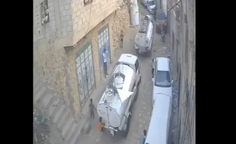اخبار-اليمن-الان-|-الله-لطف.-شاهد-لحظة-مرعبة-لنجاة-طفل-بأعجوبة-من-دهس-”وايت-ماء”-في-تعز