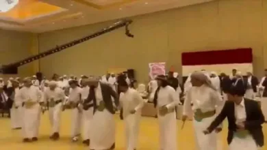 اخبار-اليمن-الان-|-أفراح-آل-عفاش.-شاهد-بالفيديو-”أبناء-علي-عبد-الله-صالح”-يحتفلون-بزفاف-شقيقهم-بأداء-رقصة-”البرع”