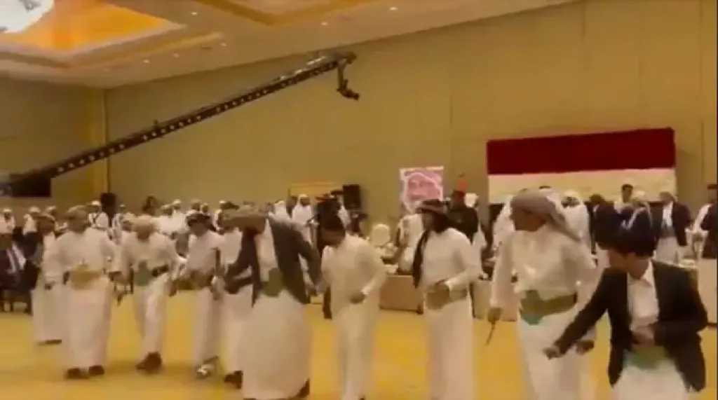 اخبار-اليمن-الان-|-أفراح-آل-عفاش.-شاهد-بالفيديو-”أبناء-علي-عبد-الله-صالح”-يحتفلون-بزفاف-شقيقهم-بأداء-رقصة-”البرع”