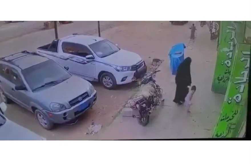 اخبار-اليمن-الان-|-شاهد-الخاطفة-تثير-الرعب-في-محاولة-اختطاف-جديدة-في-ذمار.-مطالبات-بسرعة-القبض-عليها