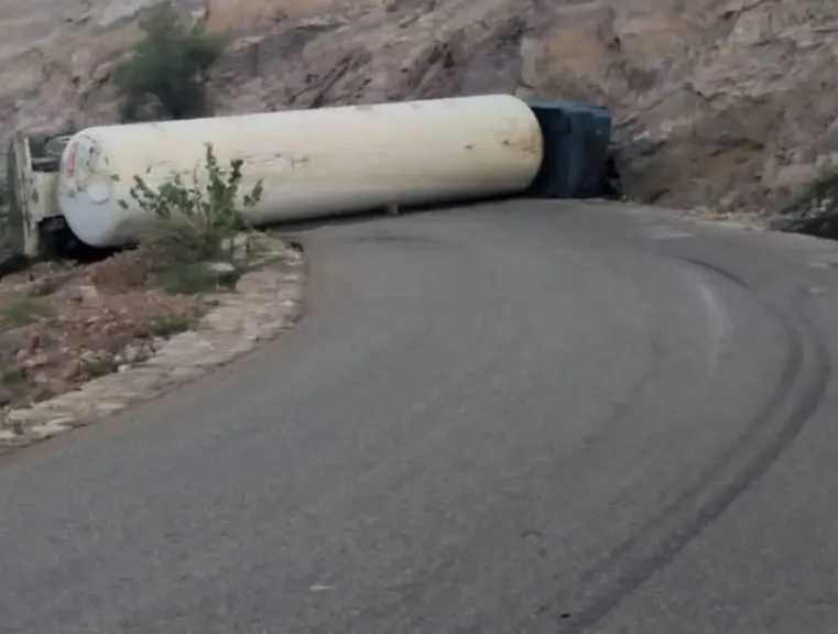 اخبار-اليمن-الان-|-انقلاب-قاطرة-غاز-ووفاة-سائقها-جنوبي-اليمن
