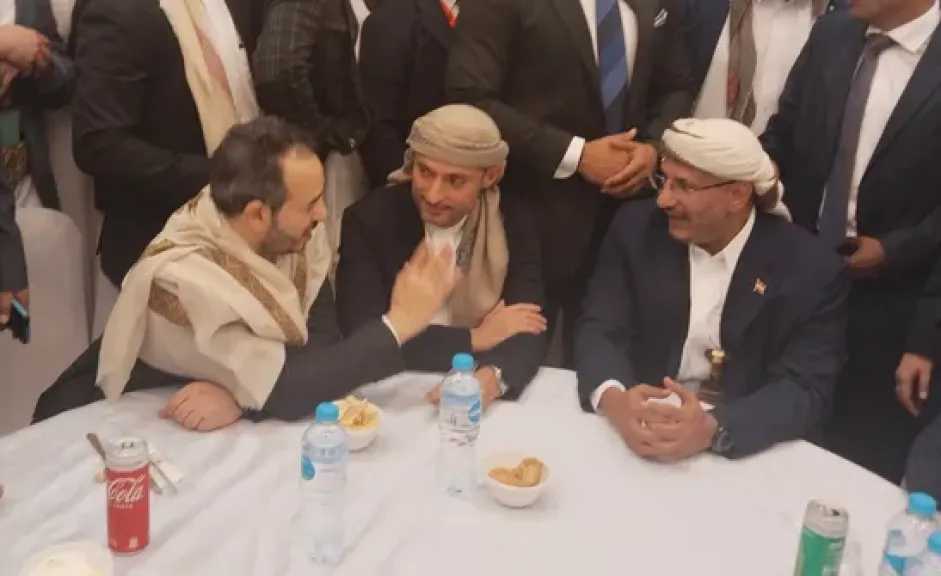 اخبار-اليمن-الان-|-شاهد-طارق-صالح-وهاشم-الأحمر-جنبًا-إلى-جنب-في-رسالة-قوية.-وحدة-الصف-و-لا-عدو-اليوم-الا-الحوثي