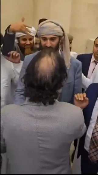 اخبار-اليمن-الان-|-شاهد.-طرد-ناشط-موالي-للانتقالي-من-حفل-زفاف-أبناء-الرئيس-الراحل-علي-عبدالله-صالح