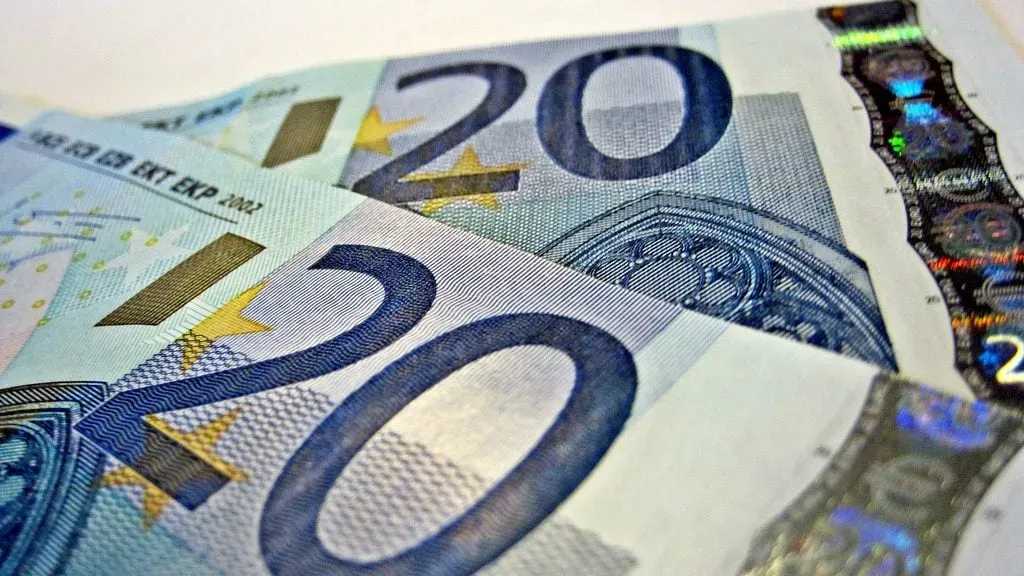 أسعار-صرف-اليورو-مقابل-الجنيه-المصري-اليوم-الأربعاء-13-–-8-2025-في-مصر-وأوروبا