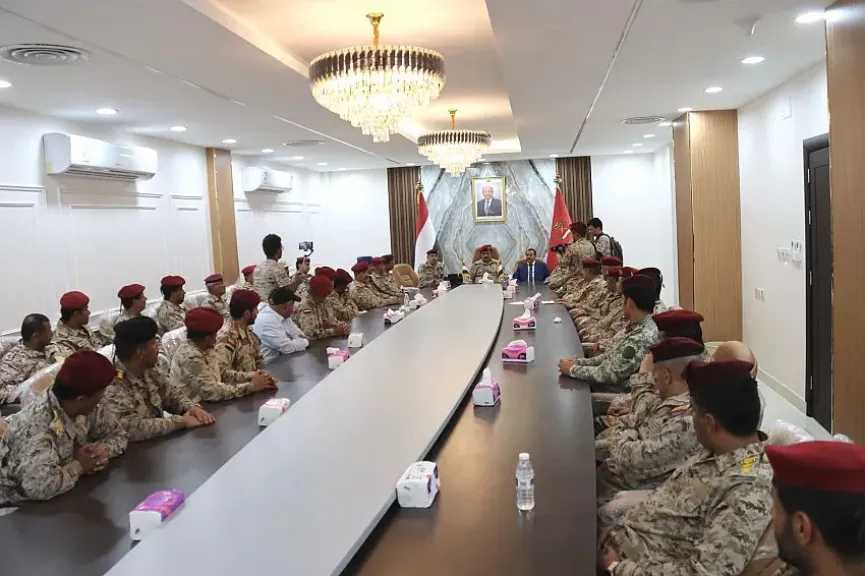 اخبار-اليمن-الان-|-وزير-الدفاع-يتعهد-بتعزيز-الجاهزية-القتالية-للقوات-المسلحة-اليمنية