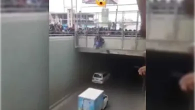 اخبار-اليمن-الان-|-مشهد-يحبس-الأنفاس.-شاب-يمني-يحاول-إنهاء-حياته-من-فوق-جسر-بيت-بوس-بصنعاء