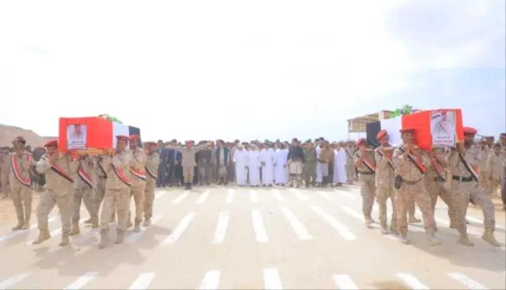 اخبار-اليمن-الان-|-”الغدر-على-الحدود!-تشييع-مهيب-لقياديين-عسكريين-قُتلا-في-كمين-مسلح-بالمهرة.-ما-القصة-الكاملة-وراء-الهجوم-الغادر؟”