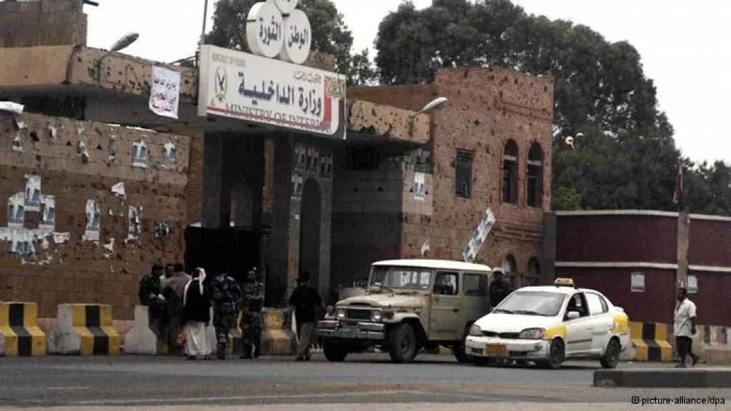 اخبار-اليمن-الان-|-اعتقال-ناشط-شهير-في-صنعاء-بسبب-شكواه-ضد-نجل-قيادي-حوثي-تطاول-على-أسرته