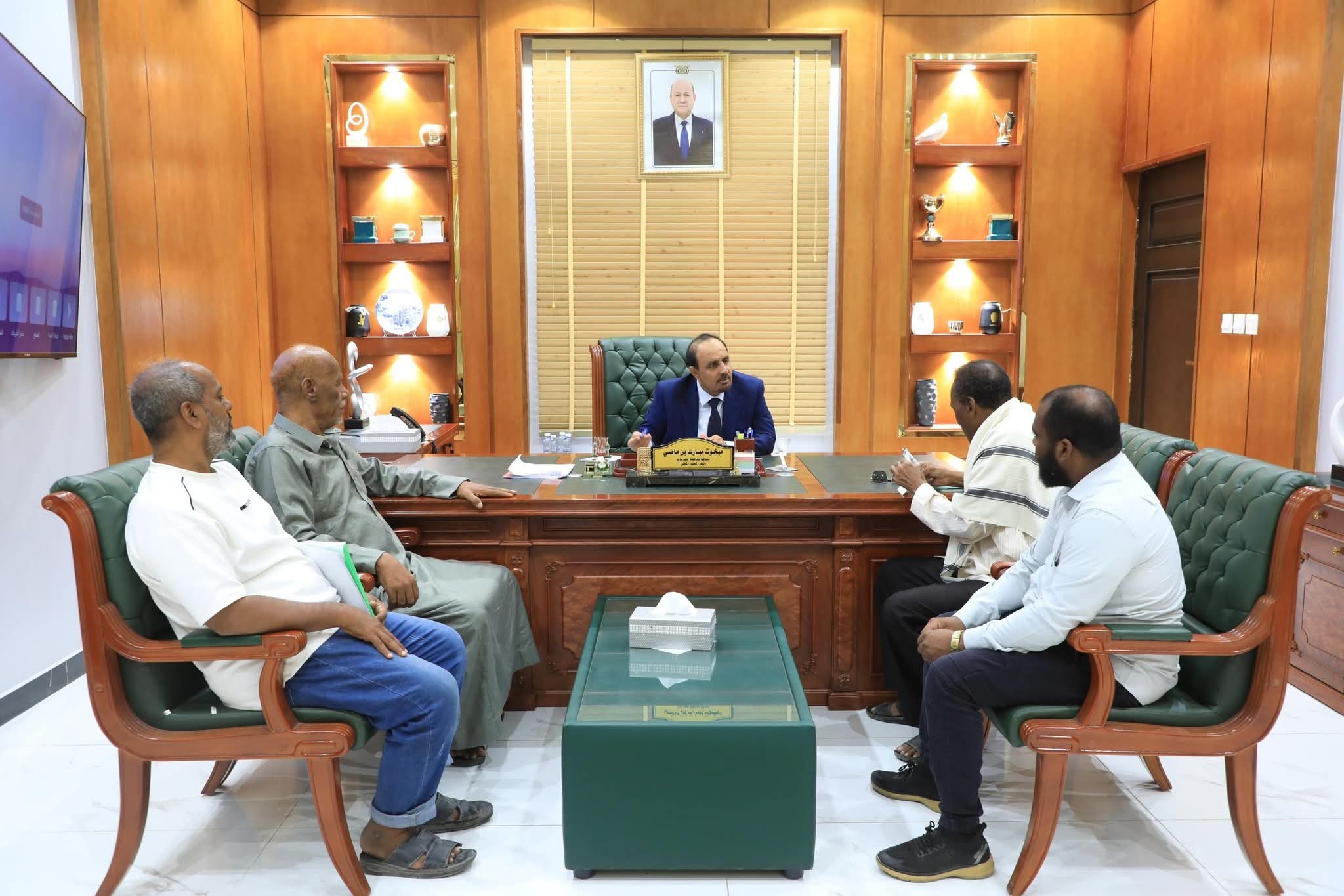 اخبار-حضرموت-|-المحافظ-بن-ماضي-يلتقي-قيادة-#الاتحاد-العام-لنقابات-عمال-#حضرموت