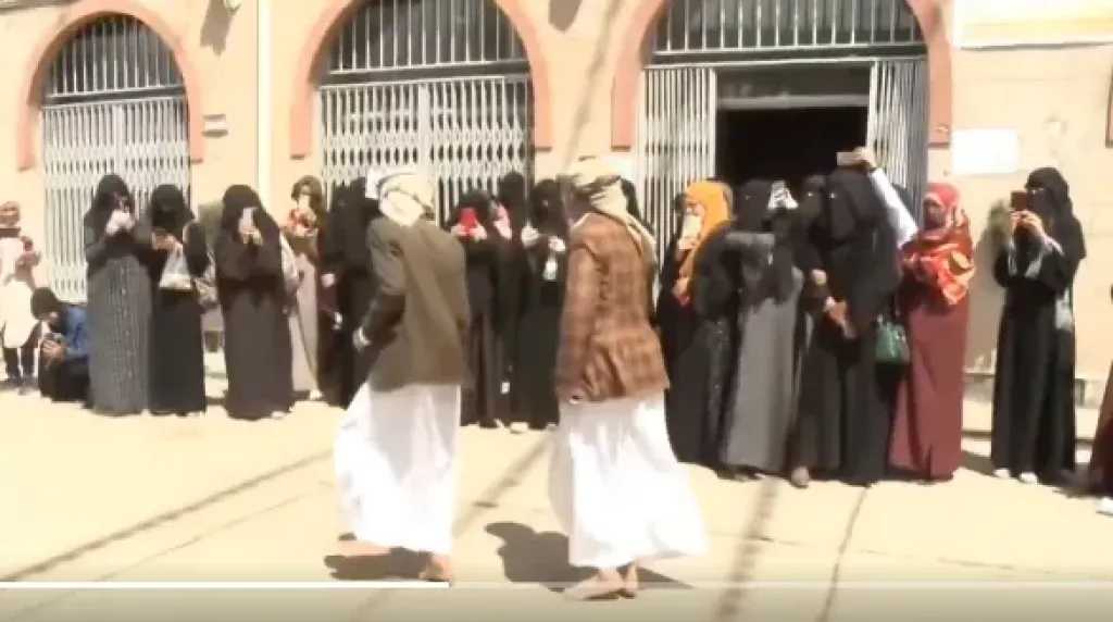 اخبار-اليمن-الان-|-شاهد-بالفيديو.-الحوثيون-يحولون-جامعة-العلوم-والتكنولوجيا-إلى-ساحة-رقص