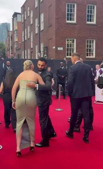 لماذا-حضر-محمد-صلاح-حفل-الأفضل-في-انجلترا-بدون-زوجته؟.-ما-حدث-مفاجأة