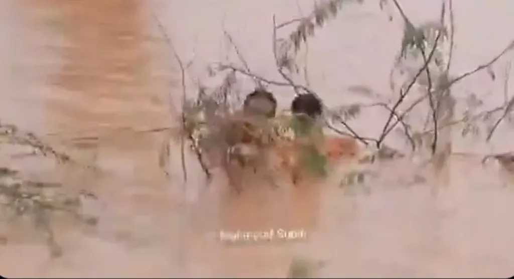 اخبار-اليمن-الان-|-شاهد-بالفيديو.فنان-عماني-يكتب-ملحمة-شجاعة-في-وادي-حضرموت-بإنقاذه-مواطنا-يمنيا-من-السبول