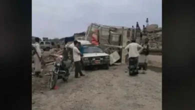 اخبار-اليمن-الان-|-حادث-خطير-في-نقيل-المناقل.-شاحنتان-محمّلتان-بالبلاط-تتحطمان-فوق-”هايلوكس”-متوقفة