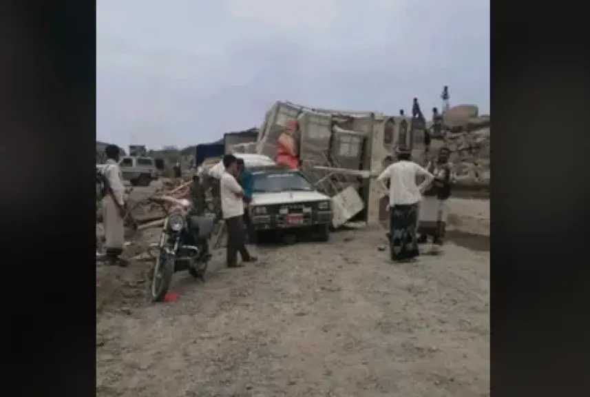 اخبار-اليمن-الان-|-حادث-خطير-في-نقيل-المناقل.-شاحنتان-محمّلتان-بالبلاط-تتحطمان-فوق-”هايلوكس”-متوقفة