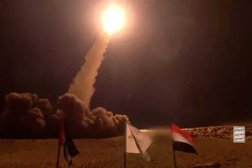 اخبار-اليمن-الان-|-عاجل:-هجوم-صاروخي-على-تل-أبيب-ودوي-انفجارات-عنيفة-وسقوط-مصابين-إسرائيليين-وتوقف-مطار-بن-غوريون