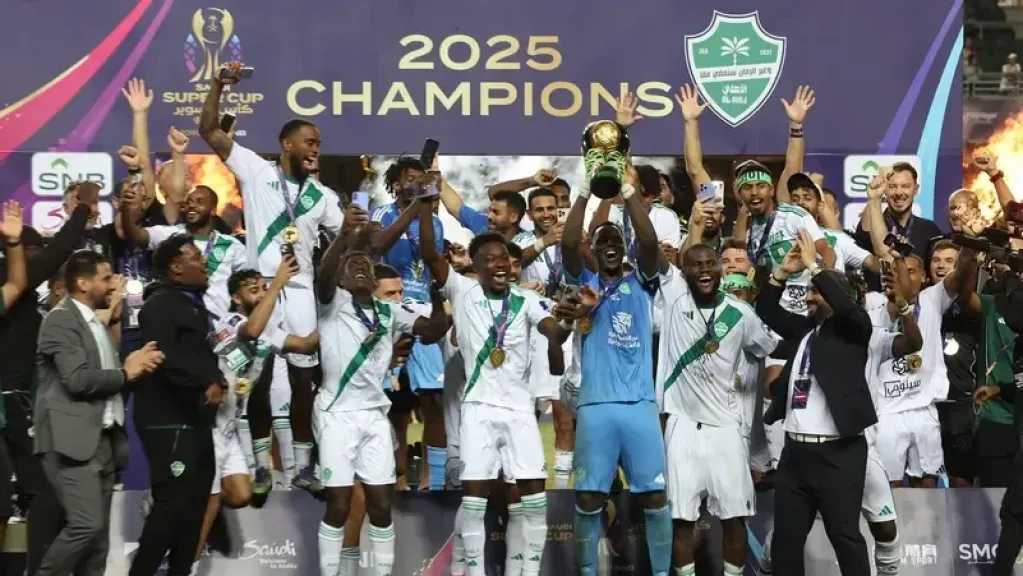 الأهلي-يتوج-بكأس-السوبر-السعودي-بعد-ملحمة-مثيرة-أمام-النصر.-شاهد-ردة-فعل-رونالدو