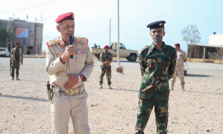 اخبار-حضرموت-|-#قائد-المنطقة-#العسكرية-الثانية-يتفقد-معسكر-الكتيبة-الخاصة-ويشيد-بجهودهم-في-حفظ-الأمن-وإسناد-القوات-الأمنية-بالمكلا