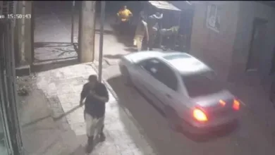 اخبار-اليمن-الان-|-جريمة-تهز-عدن:-سائق-يدهس-طفلاً-ويفرّ-هاربًا.-والشرطة-تطلق-مطاردة-مثيرة-تبحث-عن-القاتل!