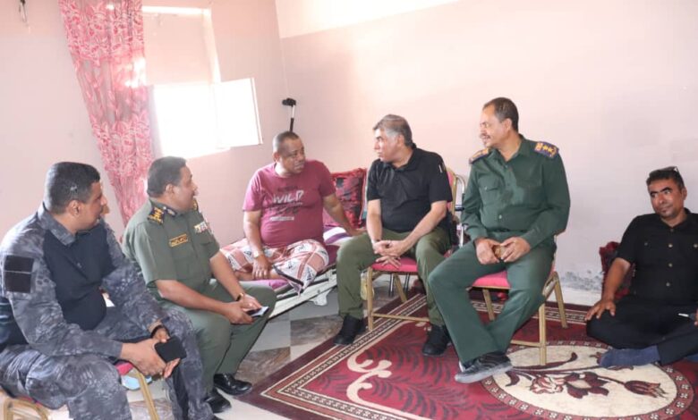 اخبار-حضرموت-|-العميد-المنهالي-يطمئن-على-صحة-مساعده-لشؤون-البشرية-ومدير-#القيادة-والسيطرة-بـ-#الأمن-العام