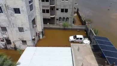 اخبار-اليمن-الان-|-عدن-–-نداء-استغاثة-يُطلق-من-تحت-الأمطار:-أسرة-تُحاصرها-السيول-وسط-تجاهل-رسمي