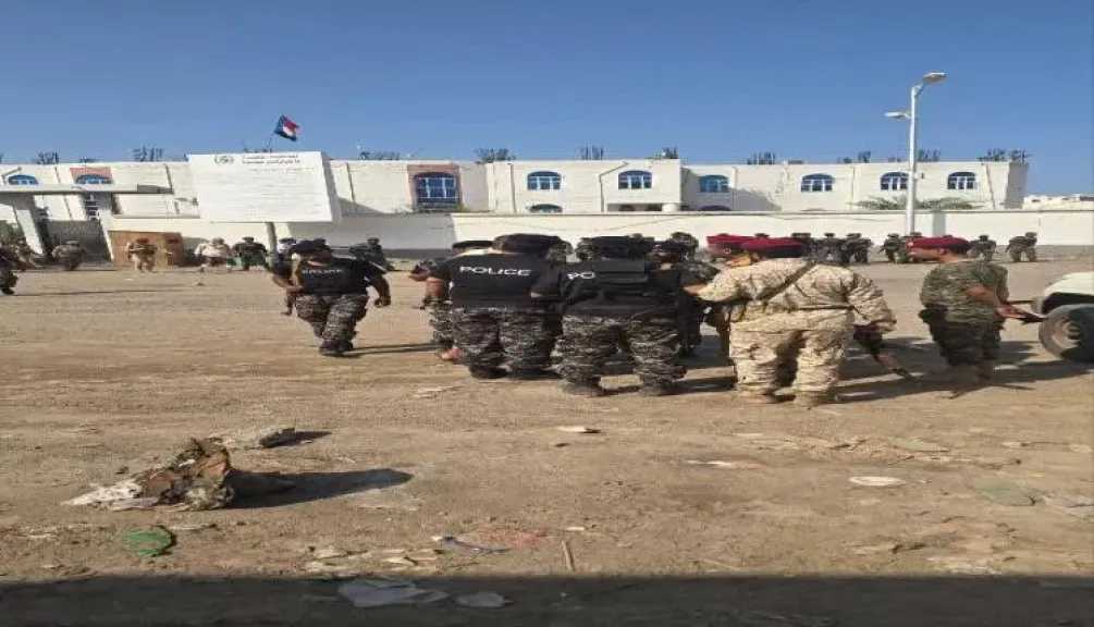 اخبار-اليمن-الان-|-”انقلاب-داخلي-في-عدن.-مواجهات-نارية-داخل-مبنى-الجوازات-وقوات-العاصفة-تتدخل-لفرض-السيطرة!”
