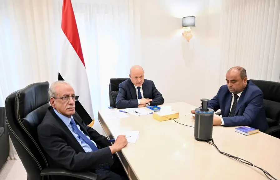 اخبار-اليمن-الان-|-أول-تحرك-للرئيس-العليمي-وبن-بريك-بشأن-ملف-الإعاشة.-ومصدر-رئاسي-يحسم-الجدل-حول-الخلافات