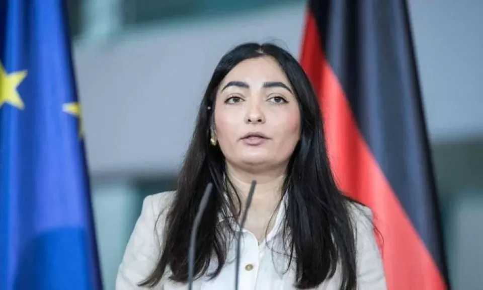 اخبار-اليمن-الان-|-لحظة-هروب-وزيرة-أوروبية-إلى-الملاجئ-أثناء-اعتراض-صاروخ-حوثي-فوق-القدس-(فيديو)