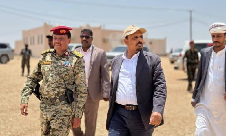 اخبار-حضرموت-|-محافظ-#حضرموت-يتفقد-#معسكر-قيادة-لواء-“شبام”-بدوعن