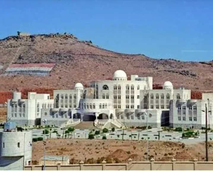 اخبار-اليمن-الان-|-زعم-أنها-من-غزة.-ناشط-حوثي-يقع-في-فضيحة-محرجة-بعد-نشر-رسالة-شكر-على-أنقاض-دار-القرآن-الذي-فجرته-المليشيات
